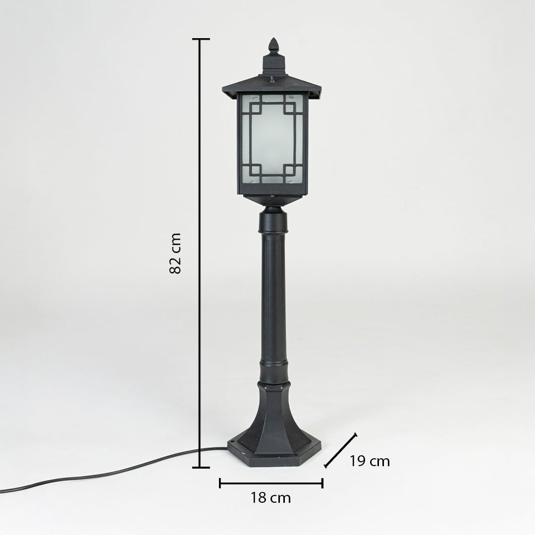 Black outdoor garden light dimension image with 82 cm height and 18 cm width for exterior decor use.
