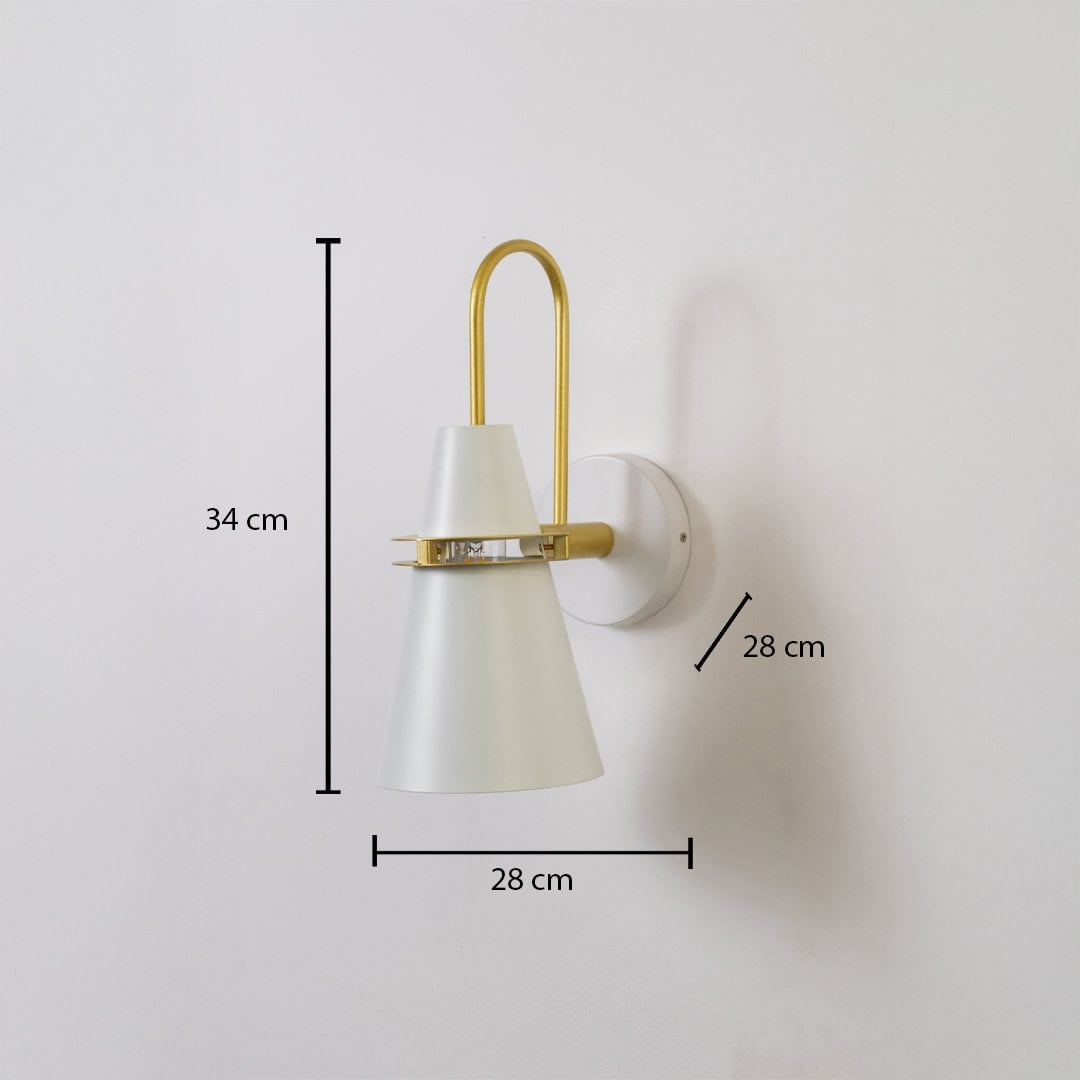Modern wall light measuring 34 cm in height and 28 cm in width with brass and white metal finish.