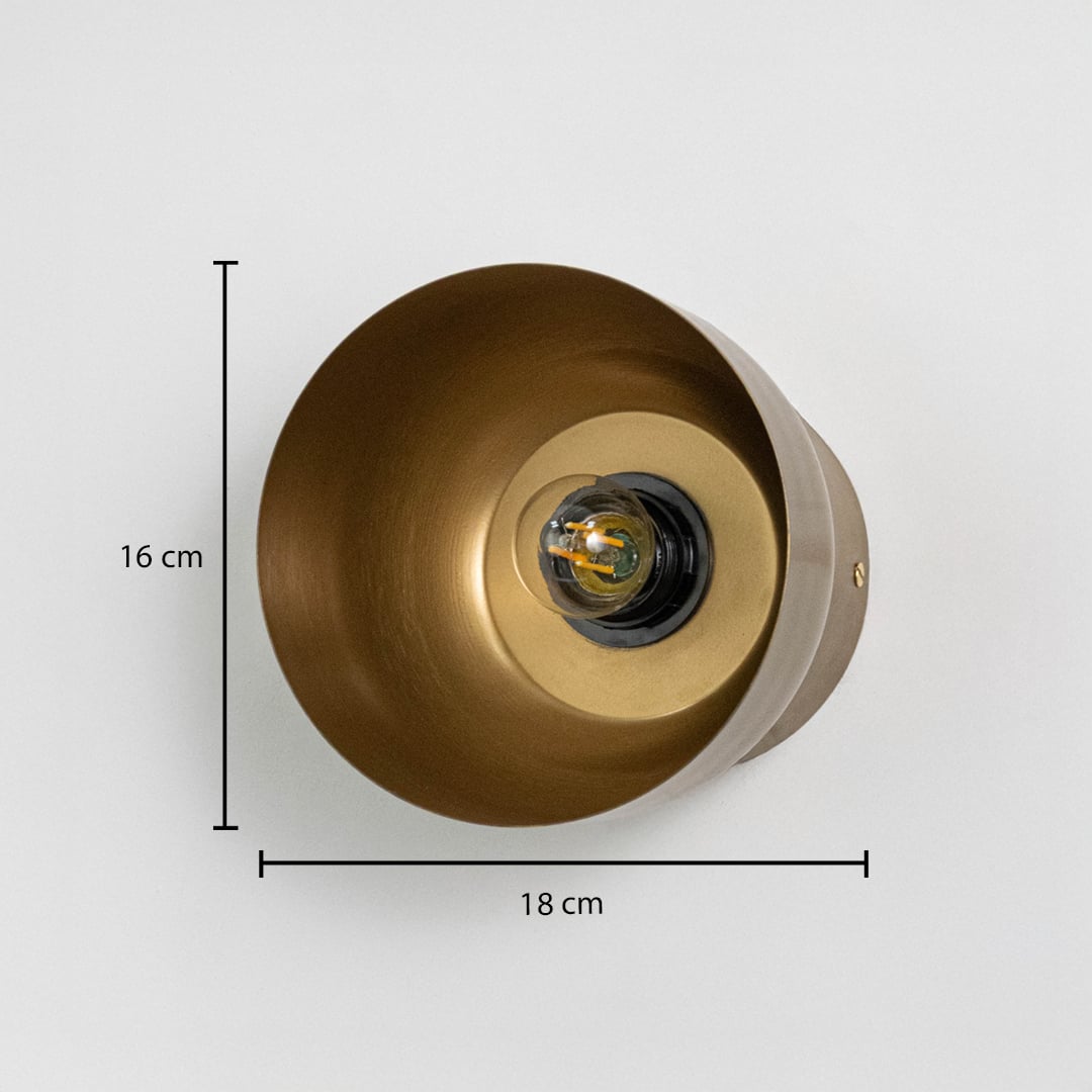 Brass wall light fixture with 16 cm height and 18 cm width displayed with measurement overlay.