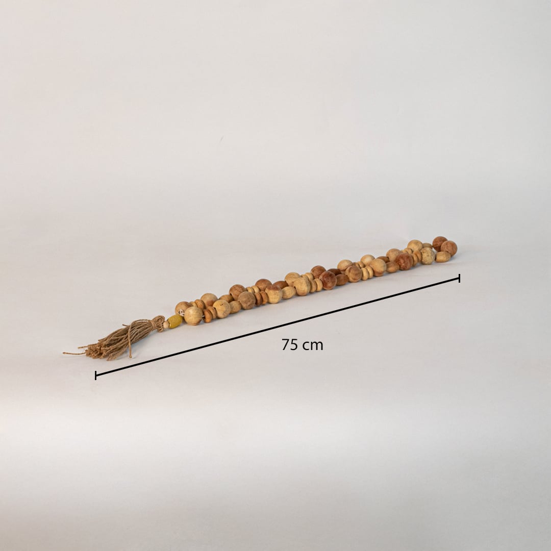 Wood bead garland measuring 75 cm long shown with dimension reference for accurate size visualization.