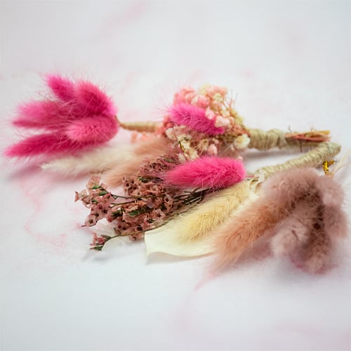 Dried flower decor arrangement with soft colors and natural textures creating aesthetic and creative styling ideas.