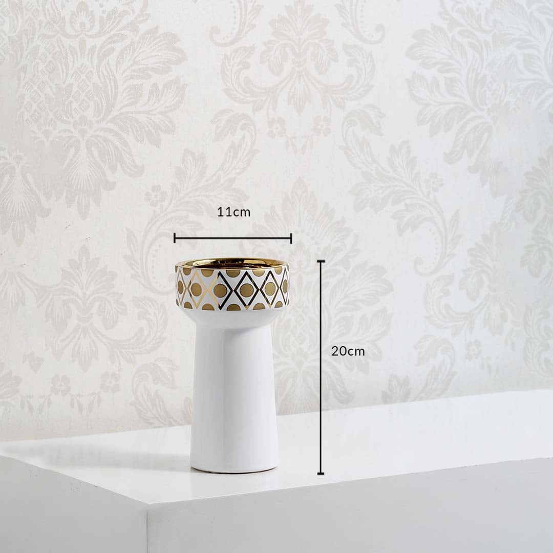 A white and gold decorative vase shown with clear size markings displaying 11 cm width and 20 cm height for accurate product dimensions.
