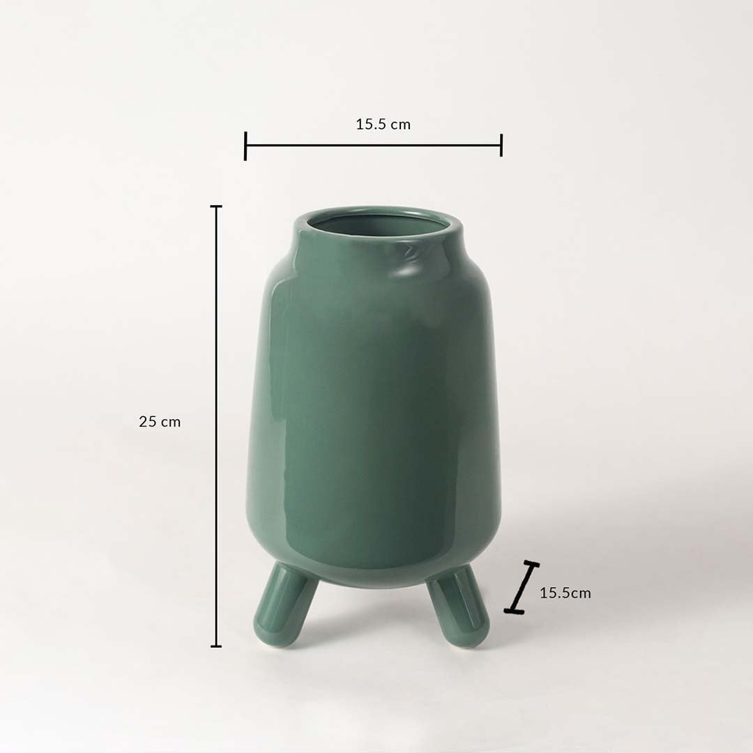 A green tripod ceramic vase shown with measurements displaying 25 cm height 15.5 cm width and 15.5 cm base distance for accurate size reference.