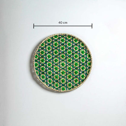 Round bamboo wall plate with 40 cm diameter featuring green geometric weave design shown with precise measurements.