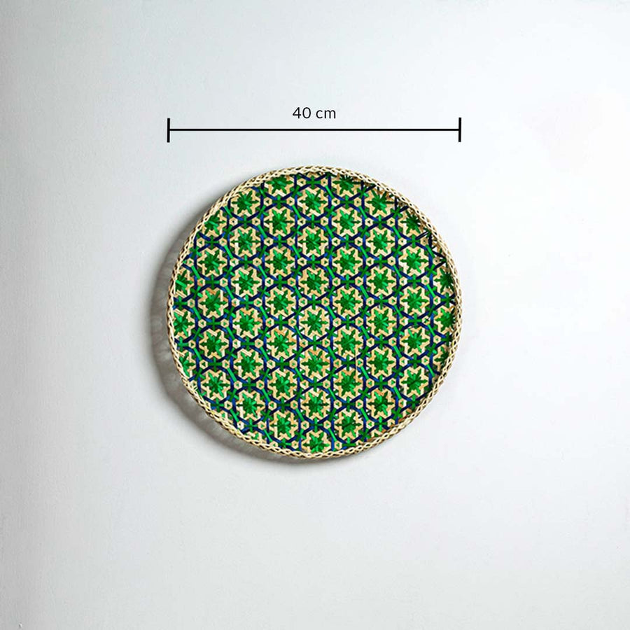 Round bamboo wall plate with 40 cm diameter featuring green geometric weave design shown with precise measurements.