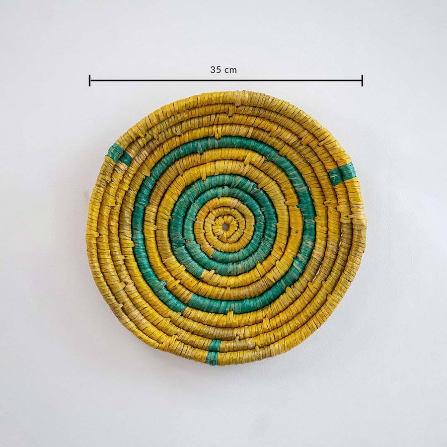 Round woven basket with concentric green and yellow circles on a white background, with a measurement label indicating 35 cm.