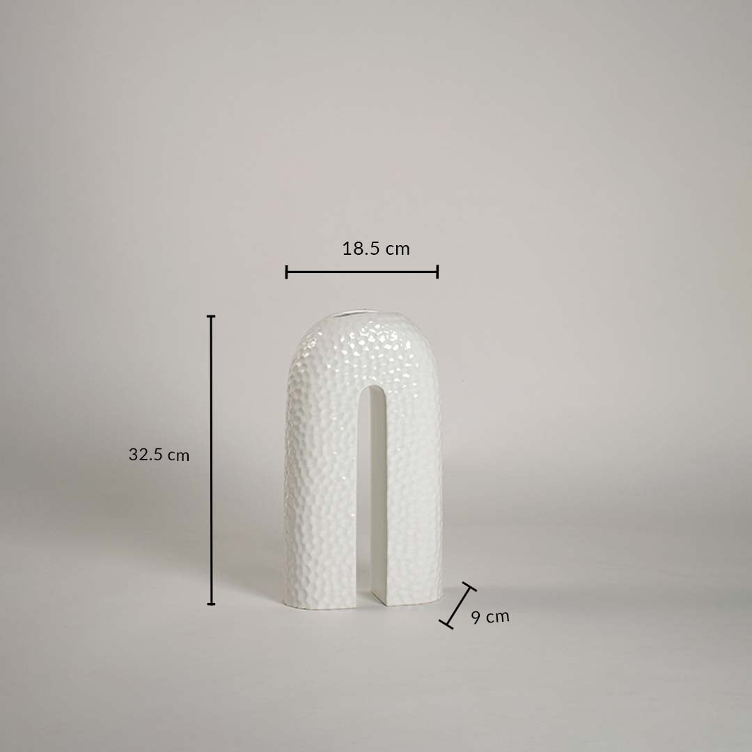 White U-shaped ceramic vase dimension image showing height 32.5 cm width 18.5 cm and depth 9 cm.