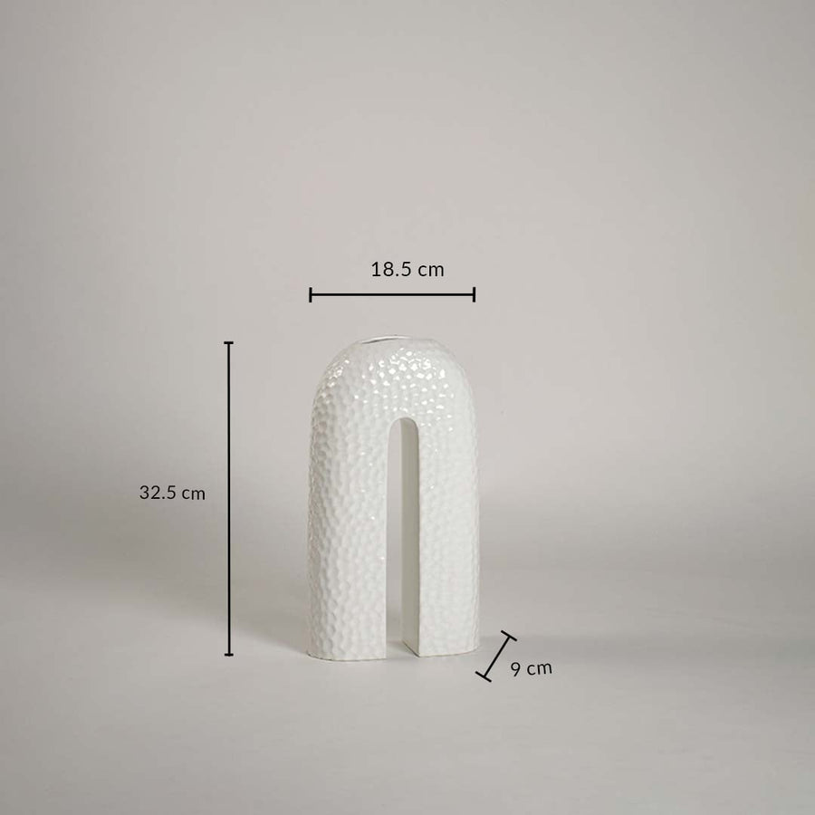 White U-shaped ceramic vase dimension image showing height 32.5 cm width 18.5 cm and depth 9 cm.