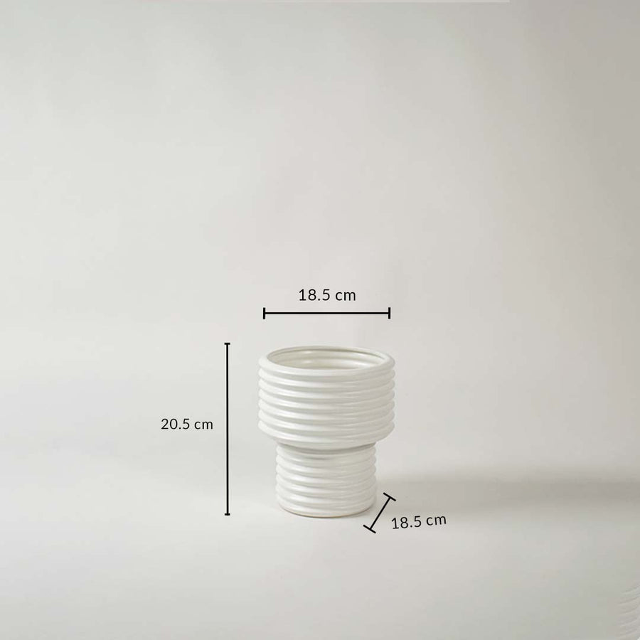 White ribbed ceramic vase with 20.5 cm height and 18.5 cm width shown clearly for accurate decor size reference and planning.
