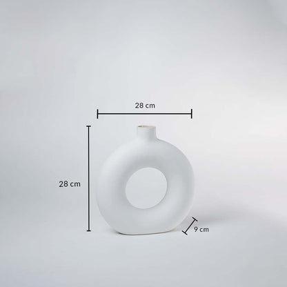 White ceramic donut vase on a white background showing dimensions clearly marked at 28 cm height 28 cm width and 9 cm depth ideal for accurate decor placement.