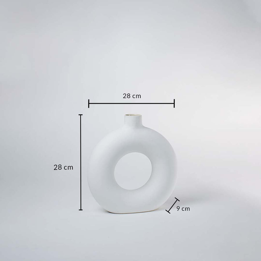 White ceramic donut vase on a white background showing dimensions clearly marked at 28 cm height 28 cm width and 9 cm depth ideal for accurate decor placement.
