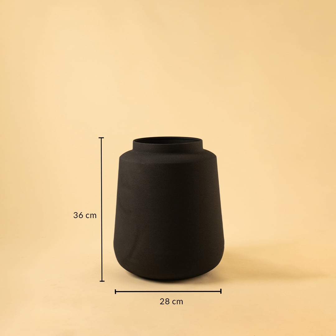 Black metal modern vase decor with 36 cm height and 28 cm width ideal for consoles tables and living room styling.