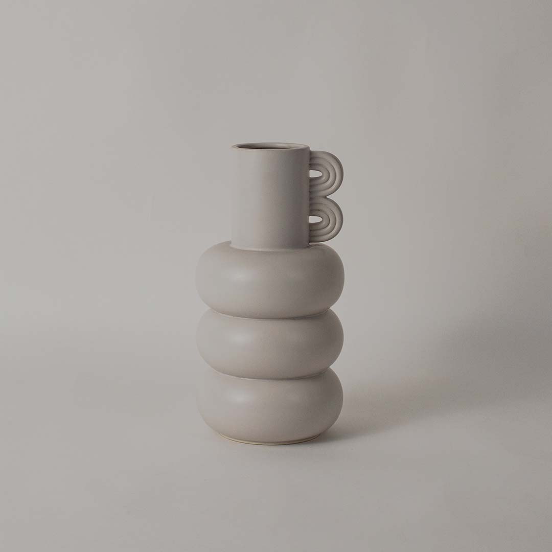A sculptural neutral vase shown on a white background with measurements displaying 33 cm height 17 cm width and 17 cm base size for accurate dimension reference.
