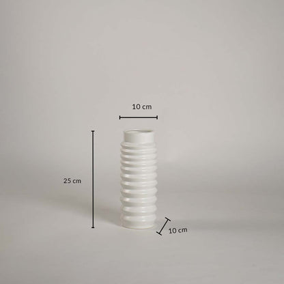 White ribbed ceramic vase with glossy finish showing 25 cm height and 10 cm diameter measurements.