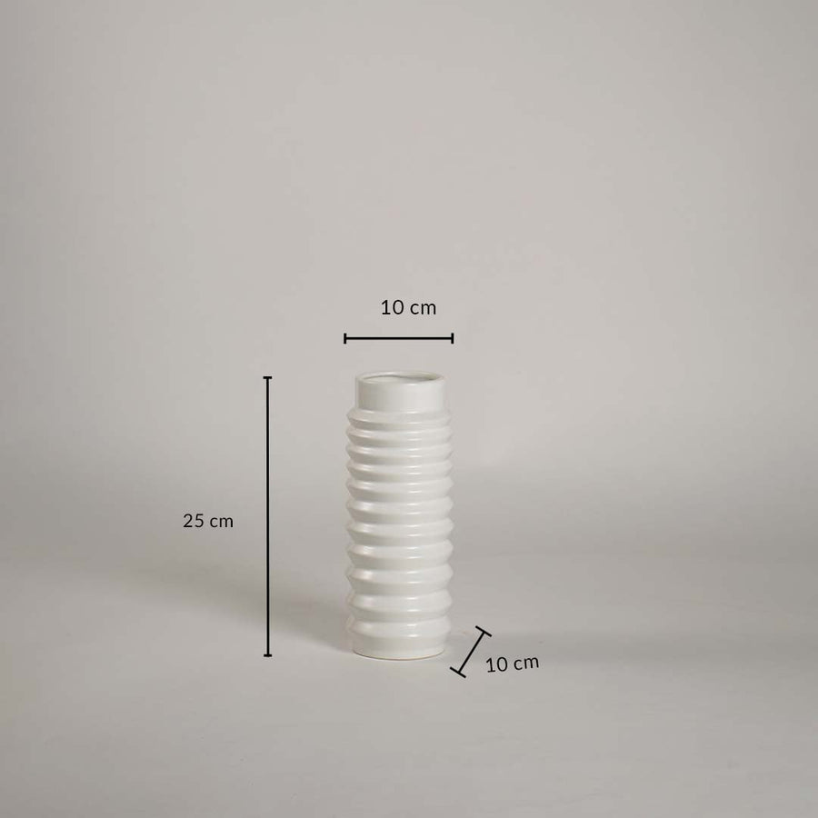 White ribbed ceramic vase with glossy finish showing 25 cm height and 10 cm diameter measurements.