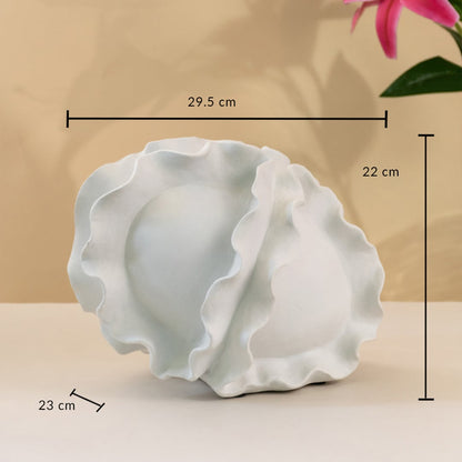 White sculptural ceramic vase measuring 22 cm in height and 29.5 cm in width shown with precise dimensions.