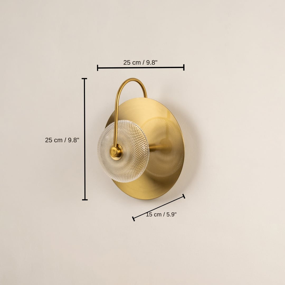 Gold metal wall light, 25 x 25 x 17 cm (9.8 x 9.8 x 6.7 inches) dimensions