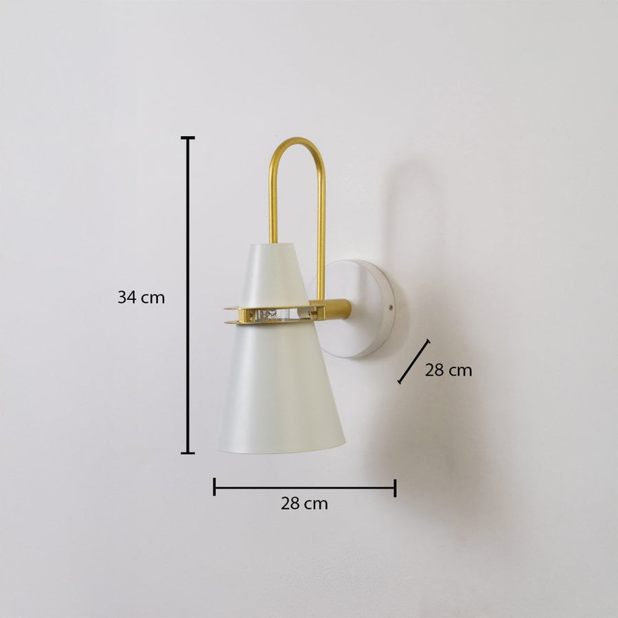 Modern wall light measuring 34 cm in height and 28 cm in width with brass and white metal finish.