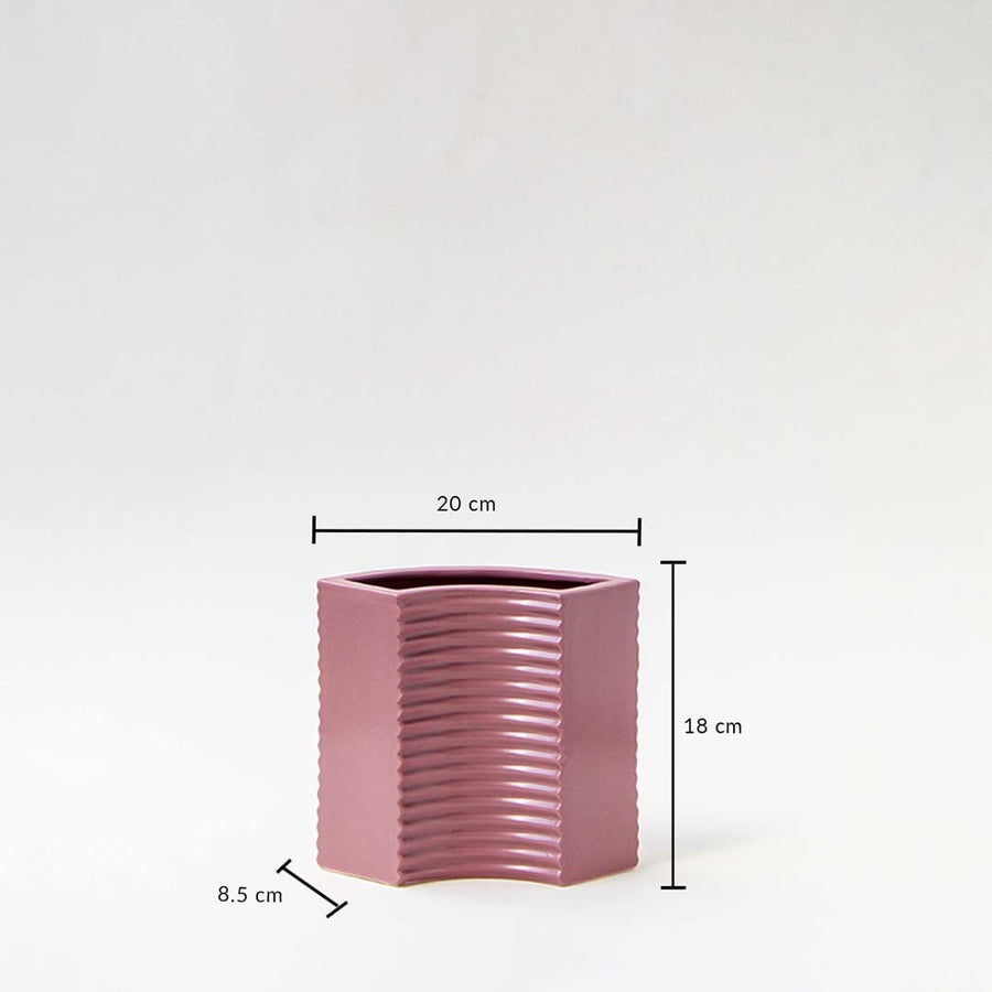 Mauve decorative vase shown with dimensions 18 cm height 20 cm width and 8.5 cm depth giving a clear view of its curved ribbed design and compact modern structure.