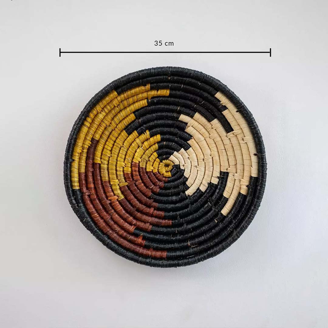 Woven plate with measurement of 35 cm diameter showcasing handmade craft ideal for wall décor.