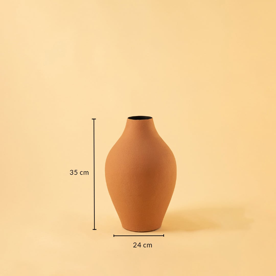 A terracotta curved vase shown against a soft backdrop with clear measurements displaying a height of 35 cm and a width of 24 cm to guide accurate sizing selection.