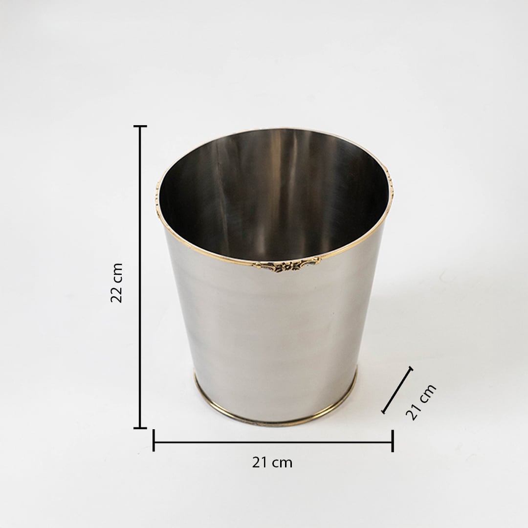 Stainless steel silver cup displayed with dimension labels indicating height and diameter for accurate sizing.