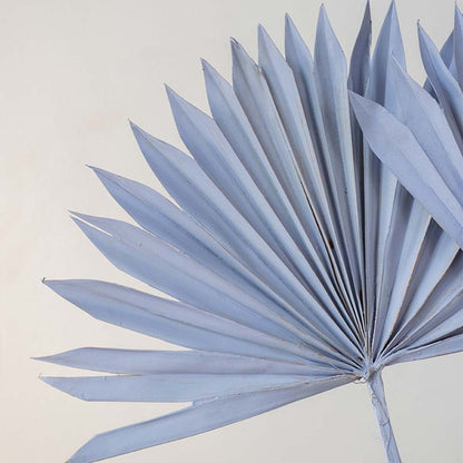 Closeup of light purple dried palm leaf with natural folds and textured pattern for stylish vase decoration.