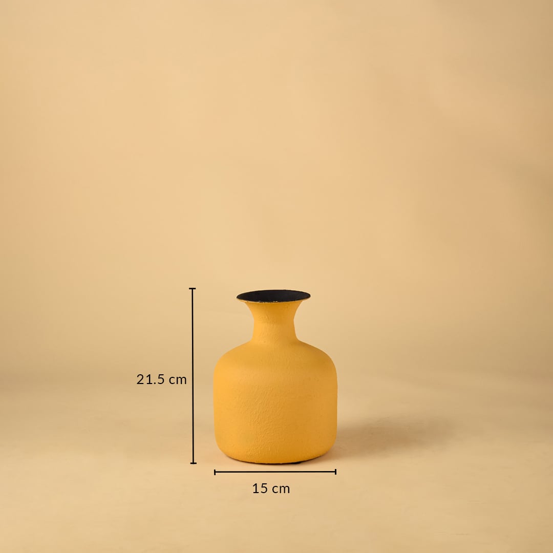 A yellow vase displayed with clear measurements showing a height of 21 cm and a width of 15 cm against a neutral background offering precise size details for buyers.