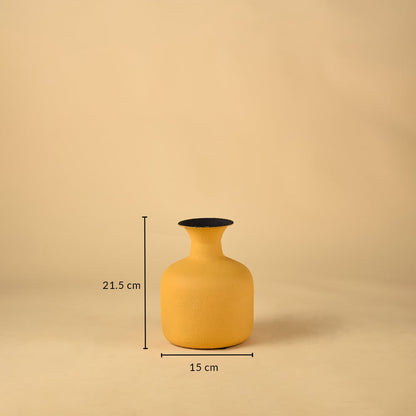 A yellow vase displayed with clear measurements showing a height of 21 cm and a width of 15 cm against a neutral background offering precise size details for buyers.