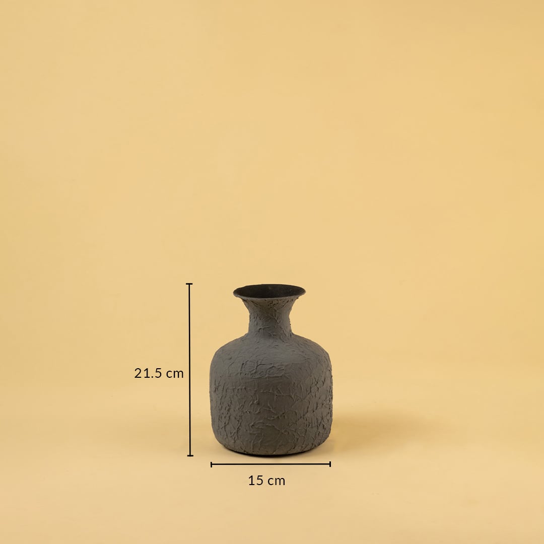 A grey vase shown with measurements displaying height 21 cm and width 15 cm on a light background clearly presenting its size.