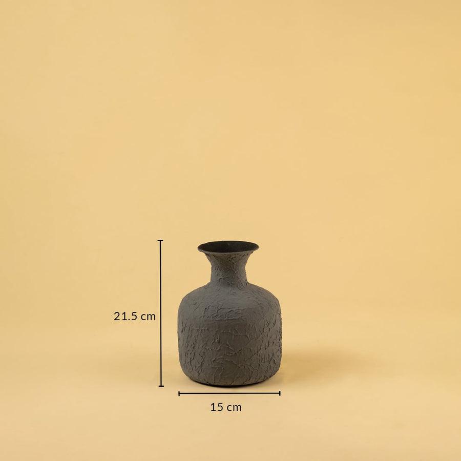 A grey vase shown with measurements displaying height 21 cm and width 15 cm on a light background clearly presenting its size.