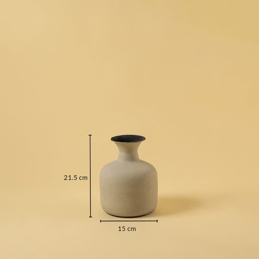 A beige textured vase is displayed with clear measurements showing a height of 21 cm and a width of 15 cm highlighting its compact rounded form in a clean layout.