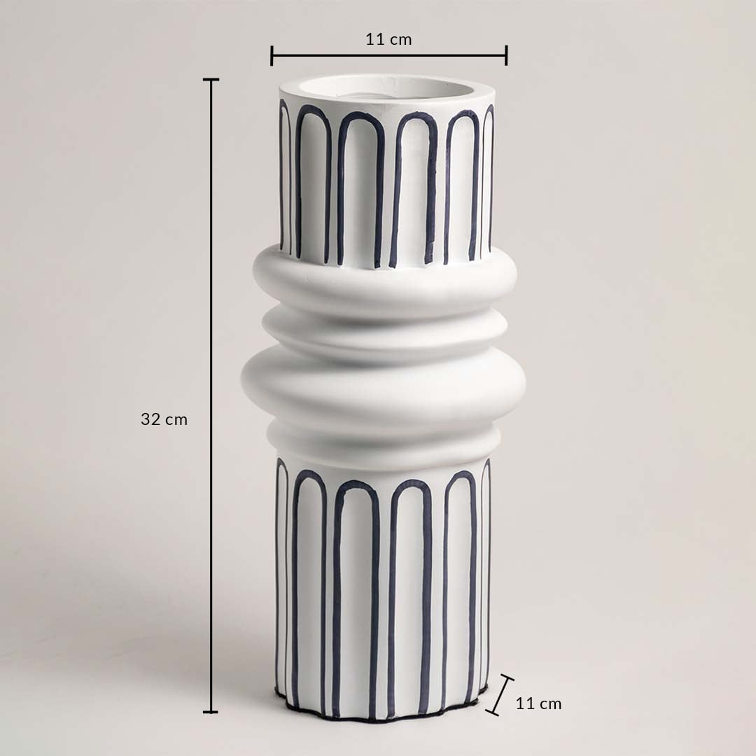 White ceramic vase with height 32 cm and diameter 11 cm showing measurement labels.