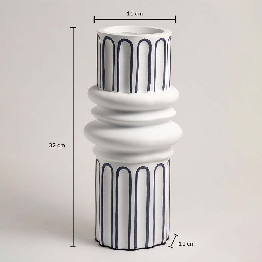 White ceramic vase with height 32 cm and diameter 11 cm showing measurement labels.
