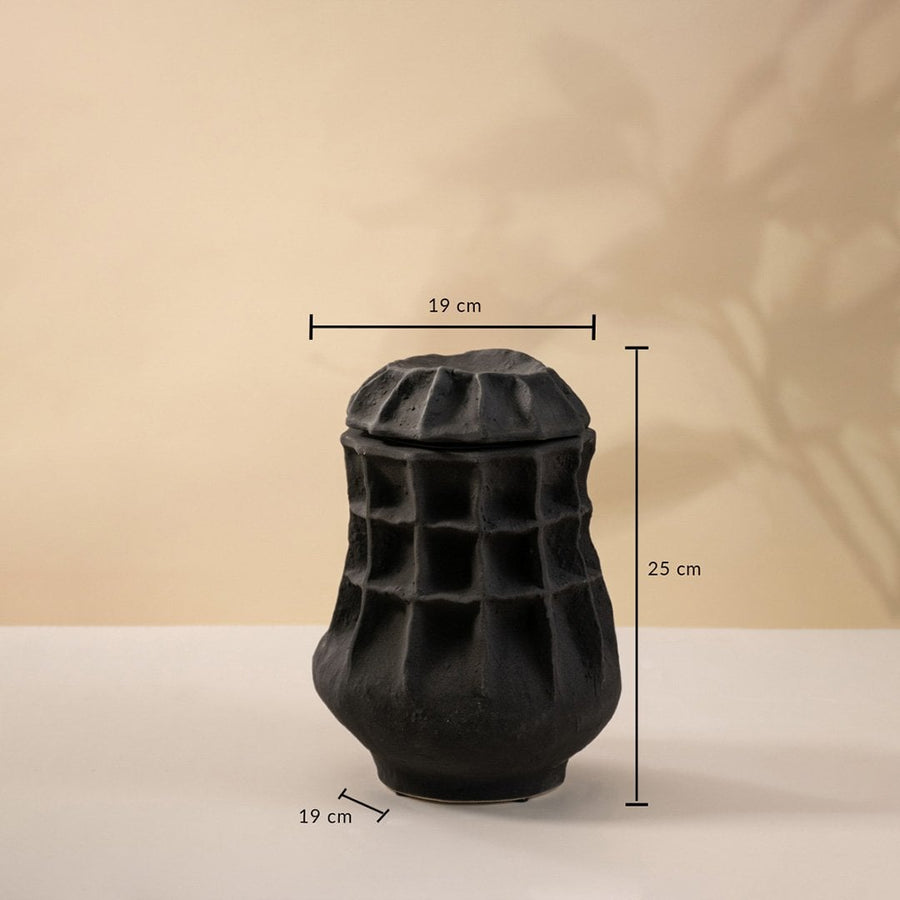 Black sculptural vase shown on a neutral surface measuring 25 cm in height and 19 cm in width.
