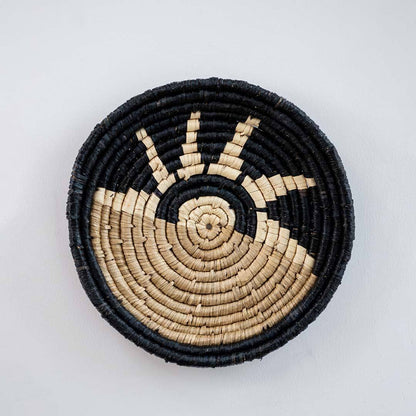 Round woven coaster with black and beige design on a white background, showing measurement of 33 cm.