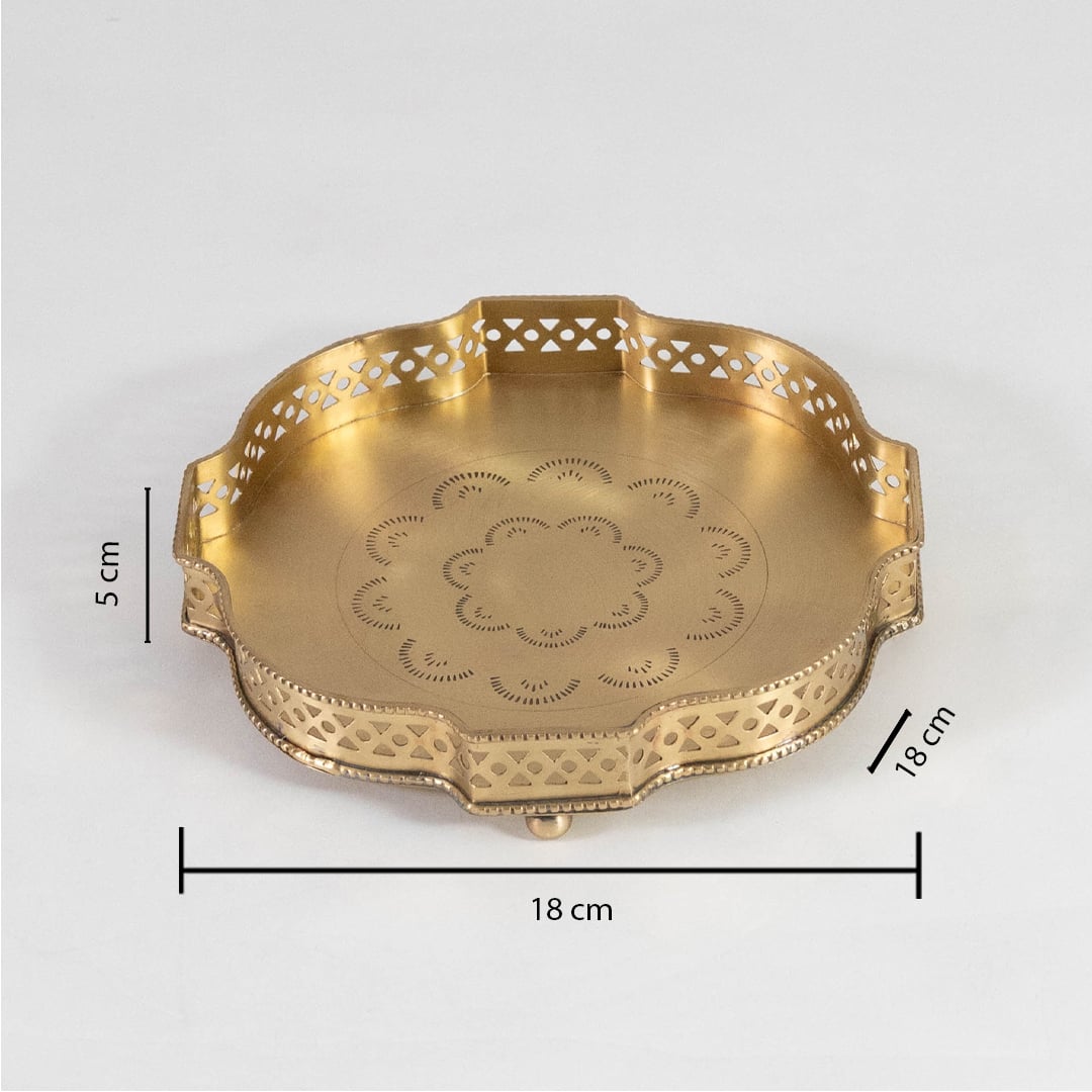 Gold brass plate with engraved floral pattern shown with dimensions 25 cm diameter and 3.5 cm height on white.