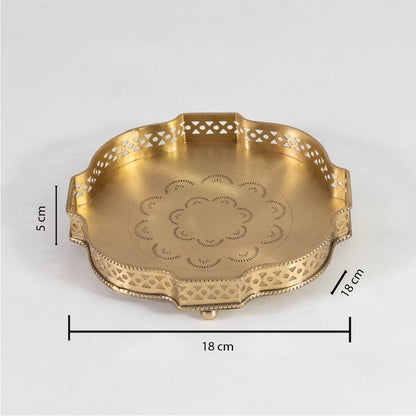 Gold brass plate with engraved floral pattern shown with dimensions 25 cm diameter and 3.5 cm height on white.
