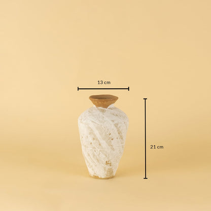White ceramic vase with terracotta rim shown with 21 cm height and 13 cm width for proportion and size reference