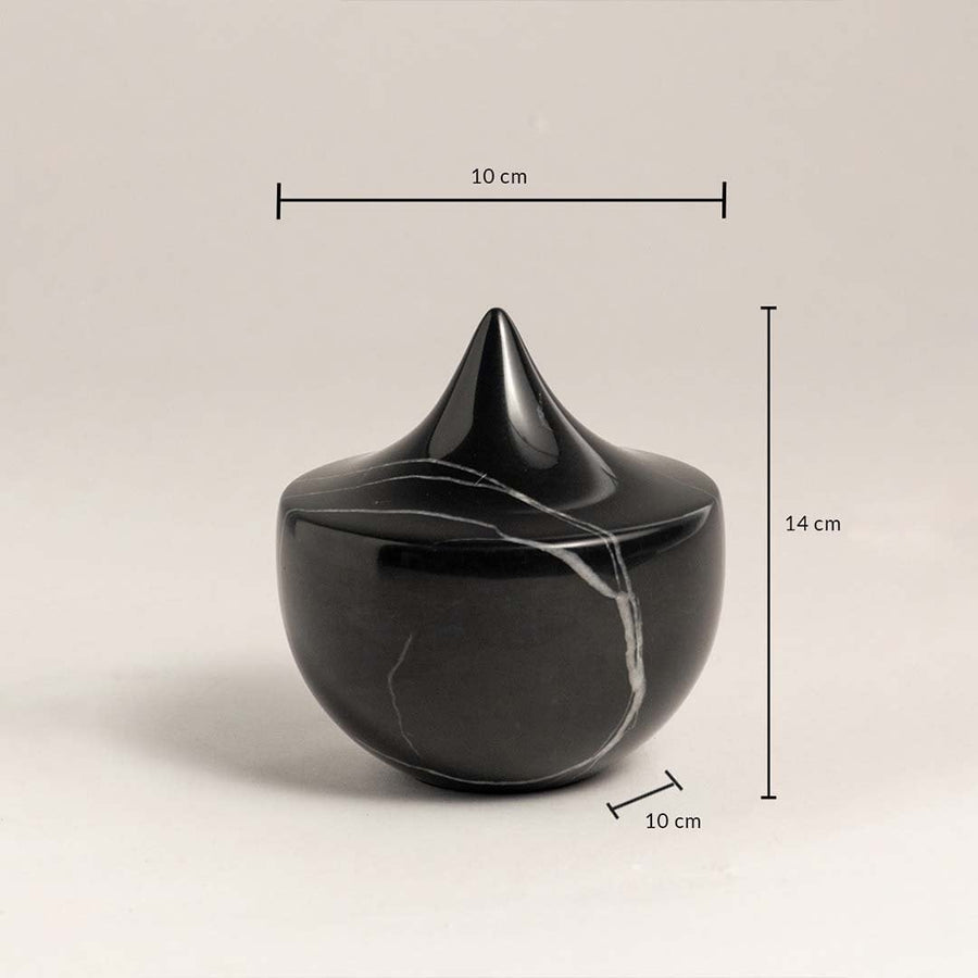 Black marble sculpture showing 10 cm width 10 cm depth and 14 cm height dimensions for accurate display reference.