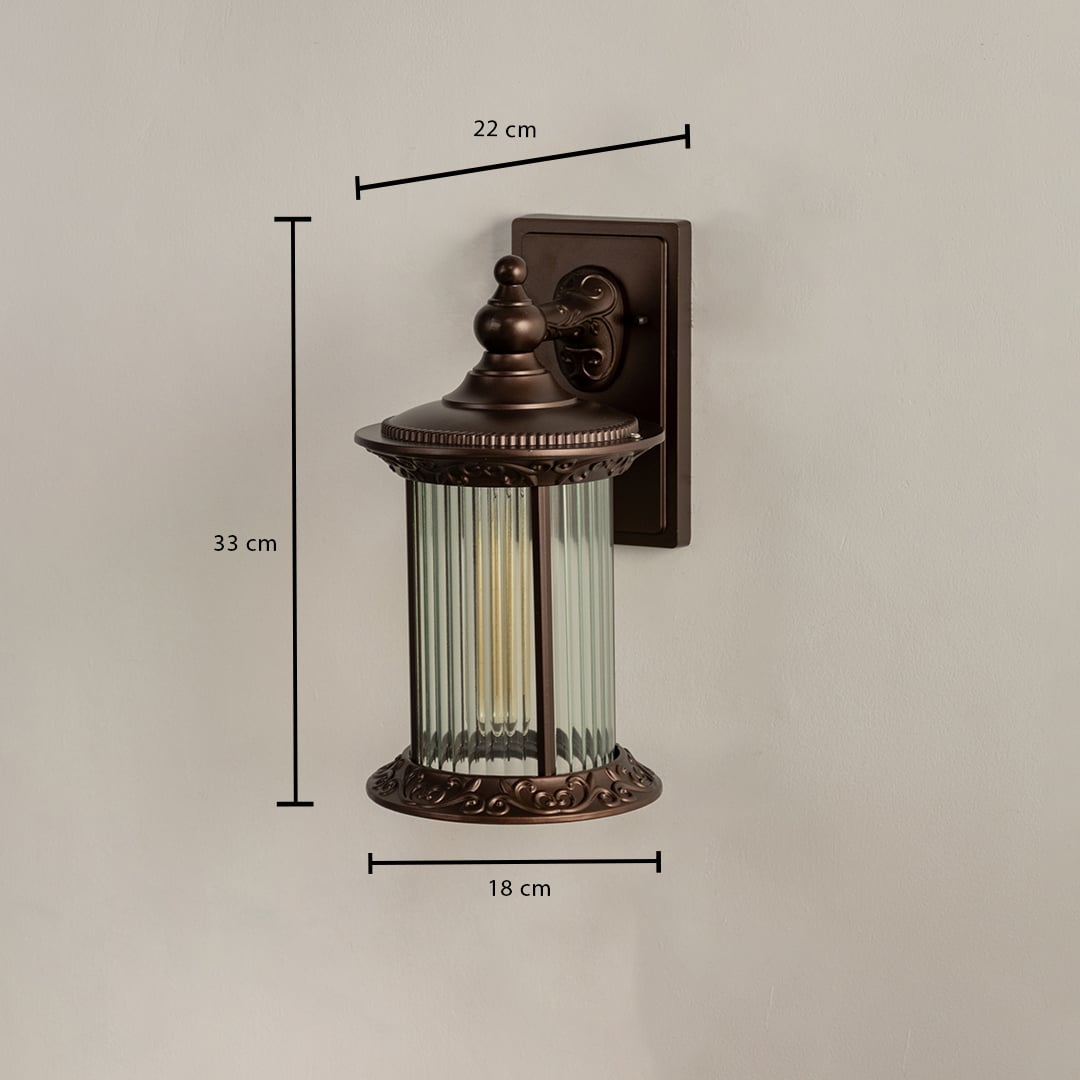 A bronze outdoor lantern on a white background showing full measurements with a total height of 33 cm a width of 18 cm and an extension depth of 22 cm clearly marked for installation accuracy.