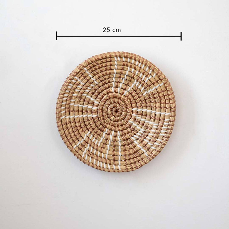 Minimalist woven seagrass wall basket plate featuring geometric brown accents and a size line indicator on white.