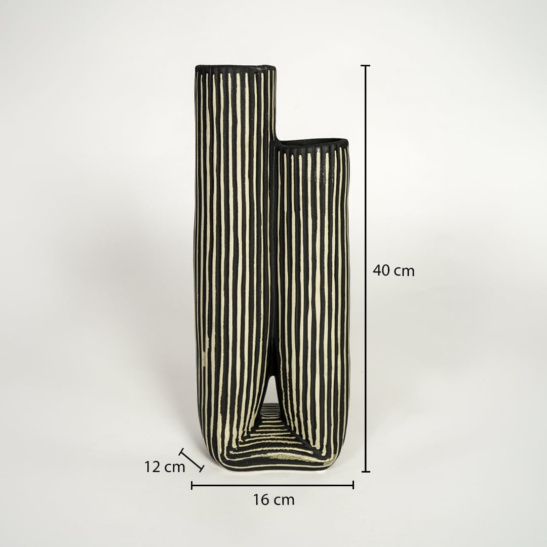 Black ceramic vase showing 40 cm height 16 cm width and 12 cm depth for accurate decor size reference.