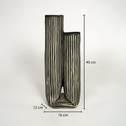 Black ceramic vase showing 40 cm height 16 cm width and 12 cm depth for accurate decor size reference.