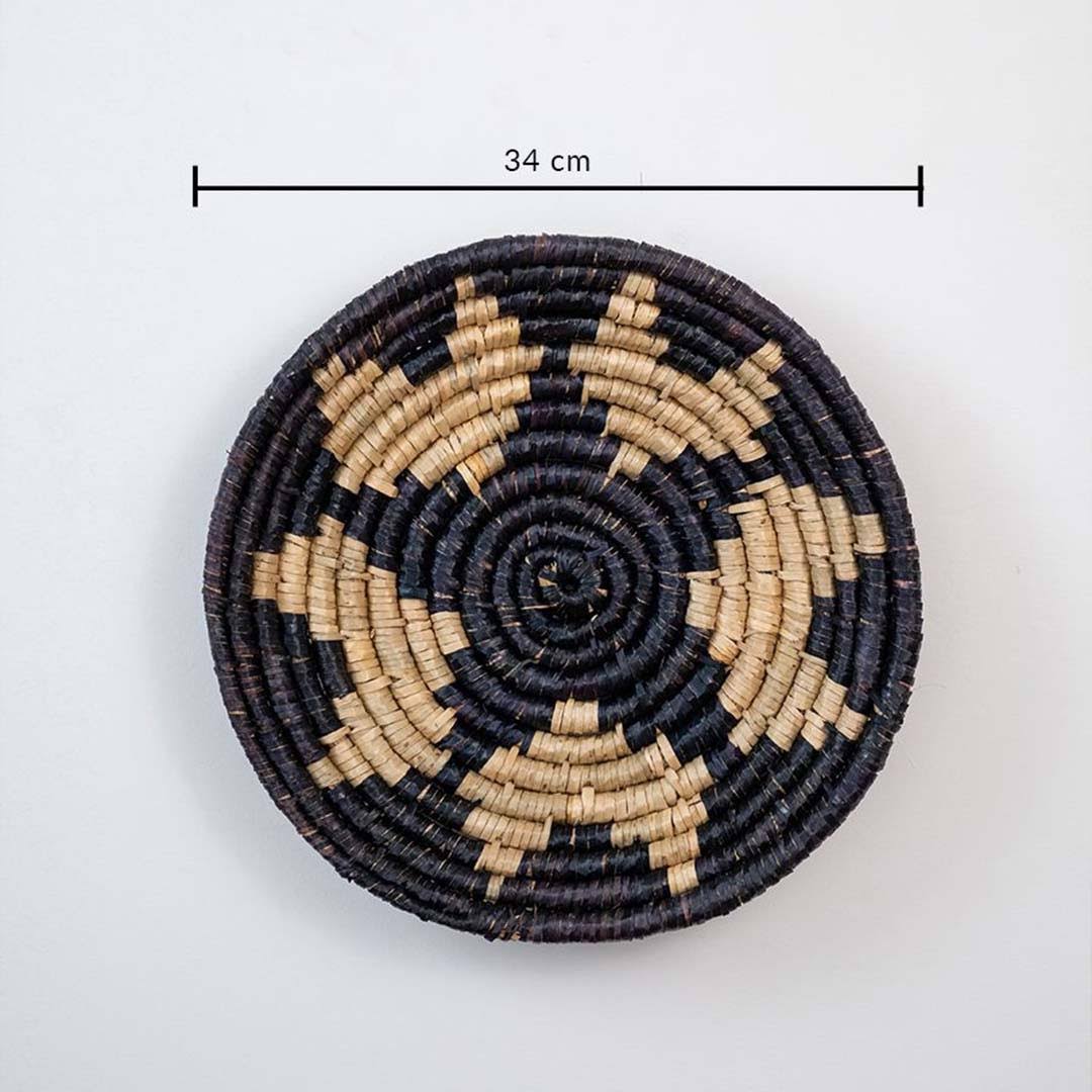 Round woven coaster with black and beige pattern on a white background, showing measurement label.