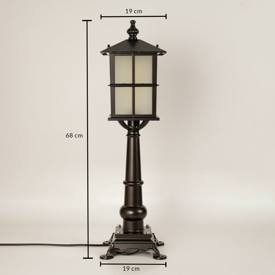 Black outdoor gate light dimension image with 68 cm height and 19 cm width for exterior decor use.