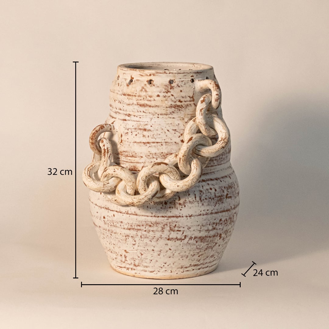 Chain vase measuring 32 cm tall and 28 cm wide with 24 cm depth - perfect for dried flowers or statement decor.
