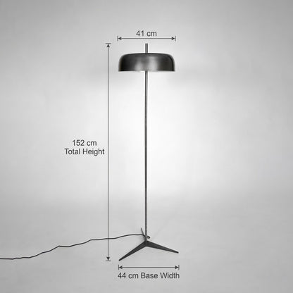 Modern black metal floor lamp measuring 152 cm height with 26 cm base width shown on white background.