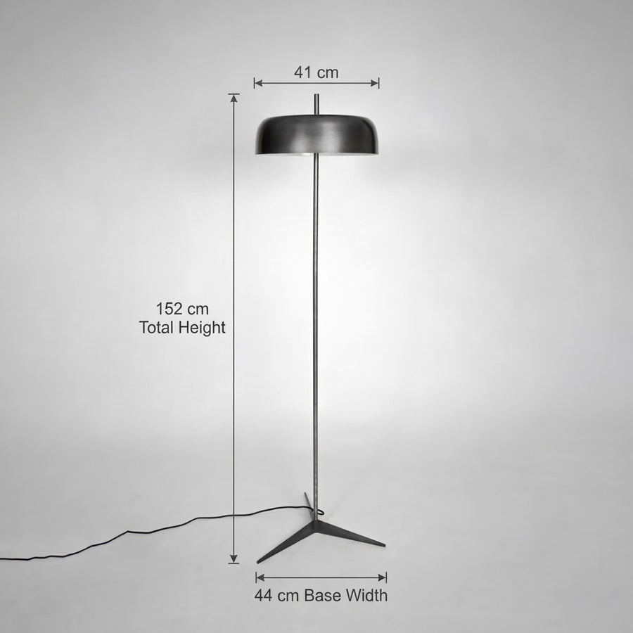 Modern black metal floor lamp measuring 152 cm height with 26 cm base width shown on white background.