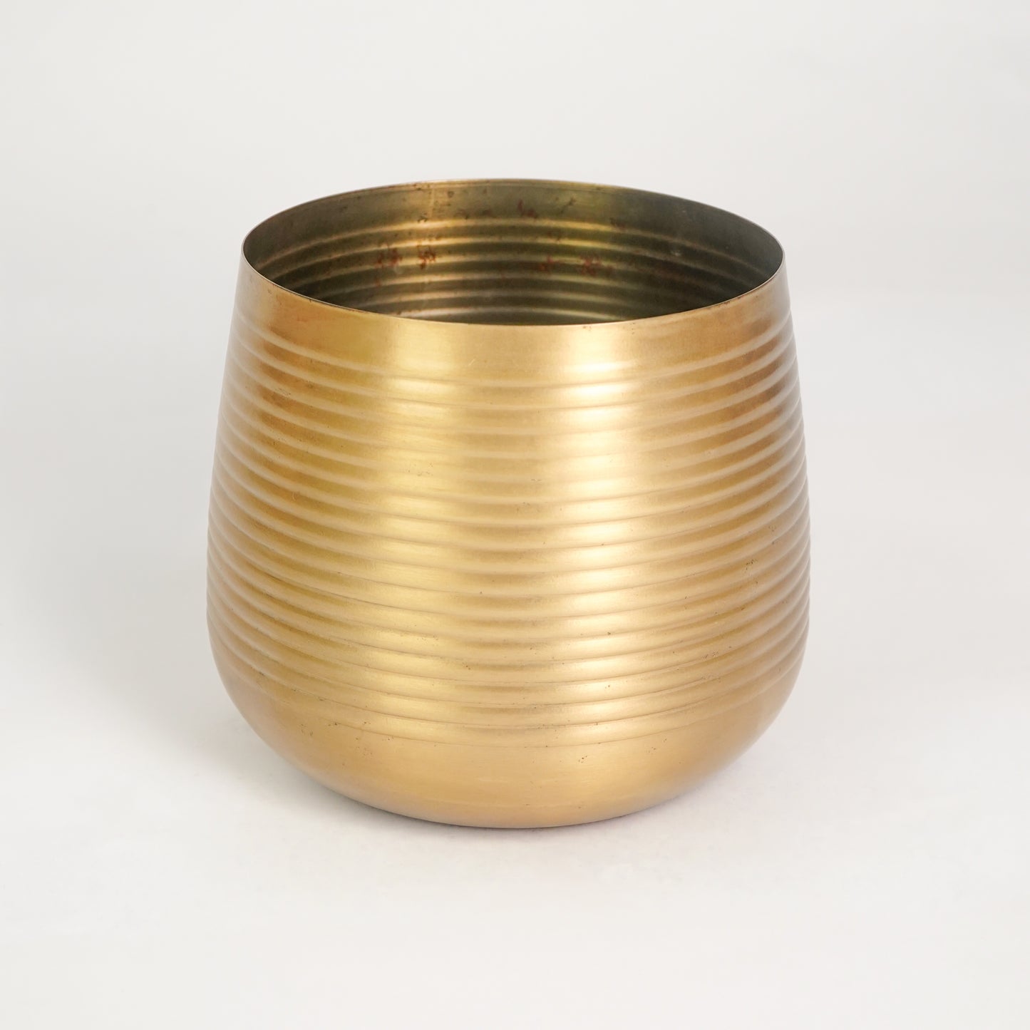 White background image of large gold hymn metal vase for elegant living room decor styling with sleek metallic finish.